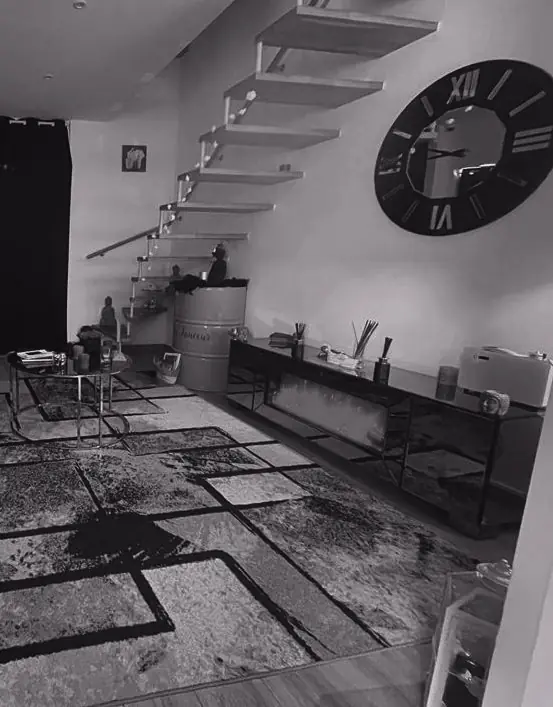 L’accueil : une horloge murale, un escalier, une console.